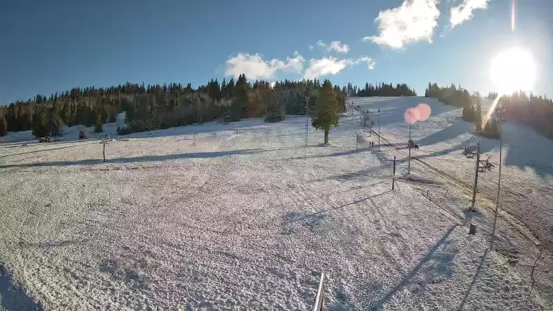 Widok na wyciąg orczykowy na stacji narciarskiej Jurgów Ski