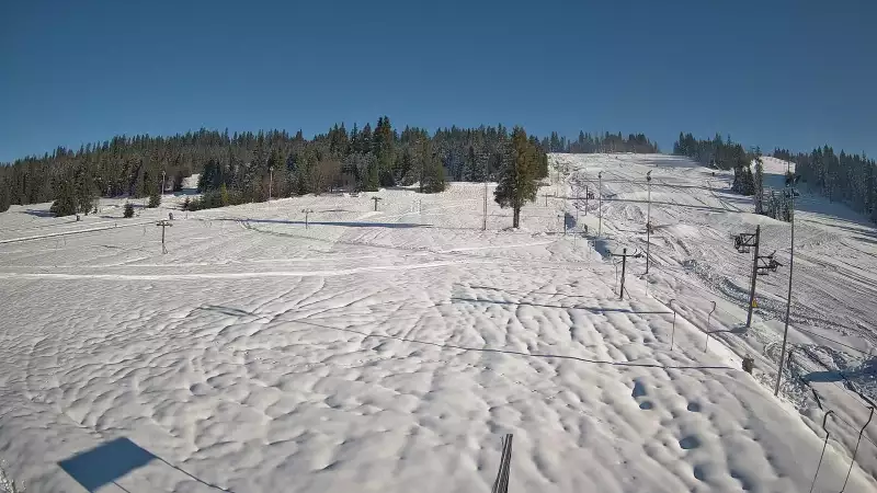 Widok na wyciąg orczykowy na stacji narciarskiej Jurgów Ski