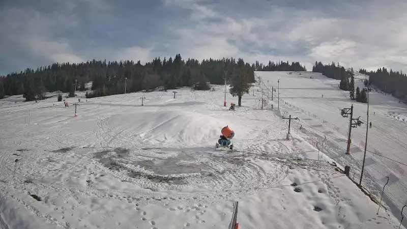 Widok na wyciąg orczykowy na stacji narciarskiej Jurgów Ski