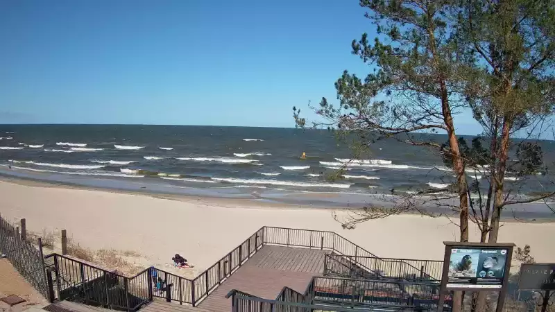Widok z kamery na plażę w Stegnie to prawdziwa zachęta do wypoczynku.