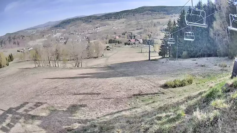 Widok na stok z górnej stacji ośrodka narciarskiego Kamienica - Bolesławów