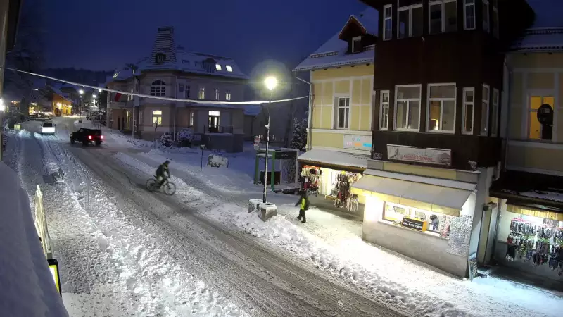 Widok na deptak w Karpaczu to pełen życia obrazek w malowniczym otoczeniu gór.