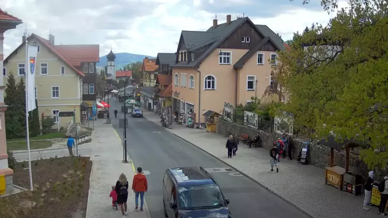 Widok na centrum Karpacza, kawiarnie, sklepy, restauracje i deptak.