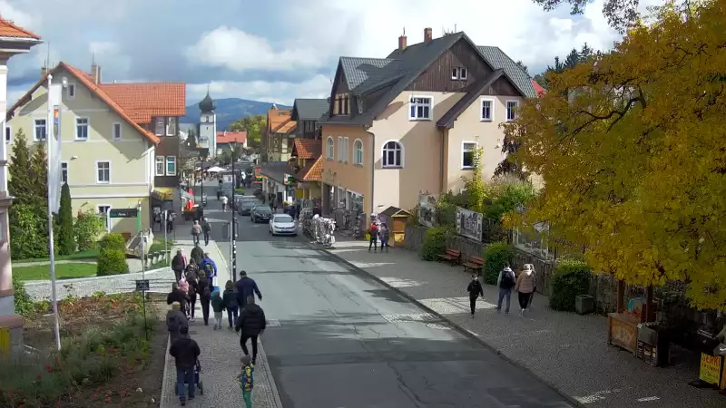 Widok na centrum Karpacza, kawiarnie, sklepy, restauracje i deptak.