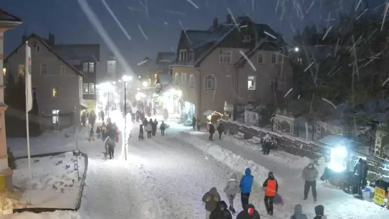 Widok na centrum Karpacza, kawiarnie, sklepy, restauracje i deptak.