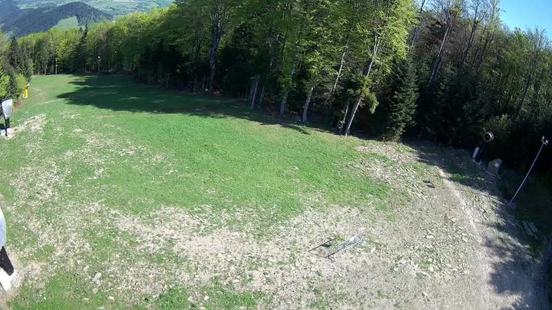 Widok na stację końcową wyciagu o należącym do Grupy Pingwina ośrodku Kasina Ski
