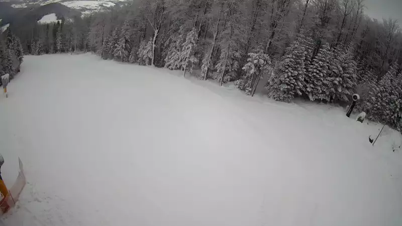 Widok na stację końcową wyciagu o należącym do Grupy Pingwina ośrodku Kasina Ski