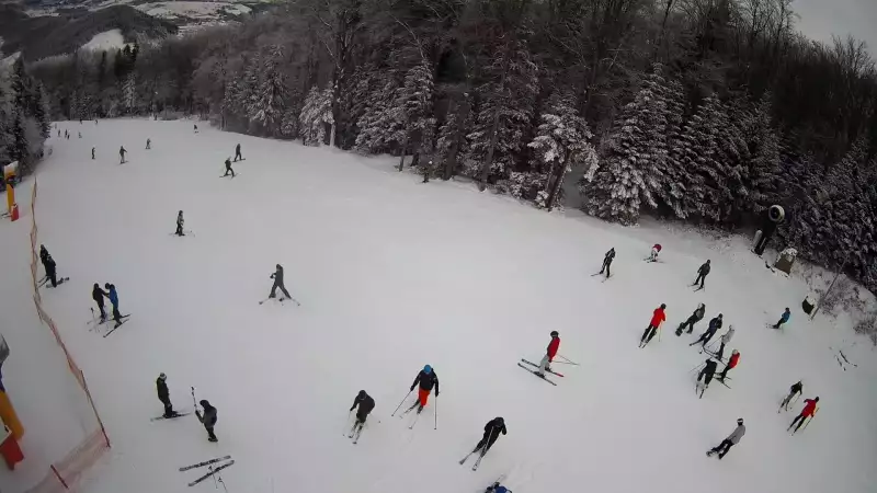 Widok na stację końcową wyciagu o należącym do Grupy Pingwina ośrodku Kasina Ski