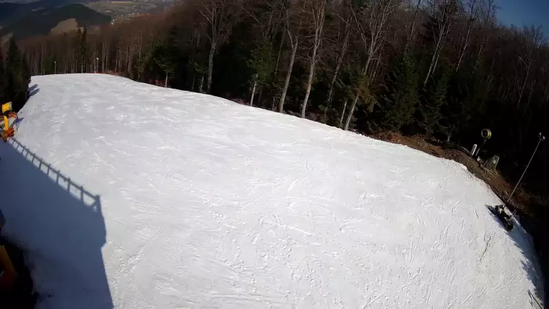 Widok na stację końcową wyciagu o należącym do Grupy Pingwina ośrodku Kasina Ski