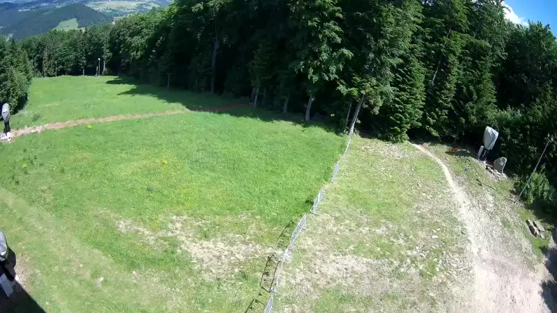 Widok na stację końcową wyciagu o należącym do Grupy Pingwina ośrodku Kasina Ski