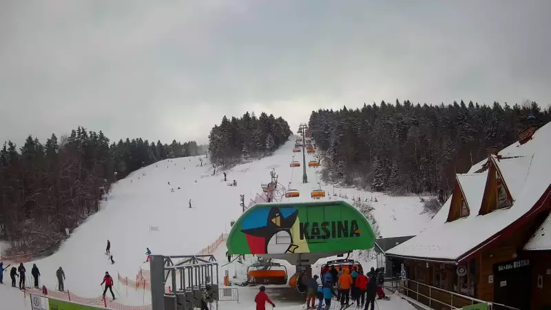 Widok na wyciąg oraz zakończenie trasy zjazdowej