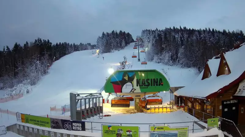 Widok na wyciąg oraz zakończenie trasy zjazdowej