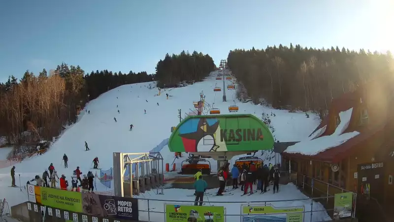 Widok na wyciąg oraz zakończenie trasy zjazdowej