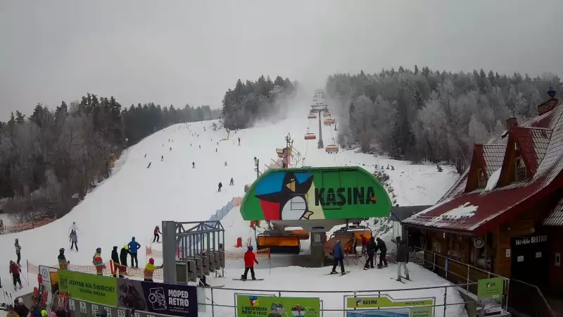 Widok na wyciąg oraz zakończenie trasy zjazdowej