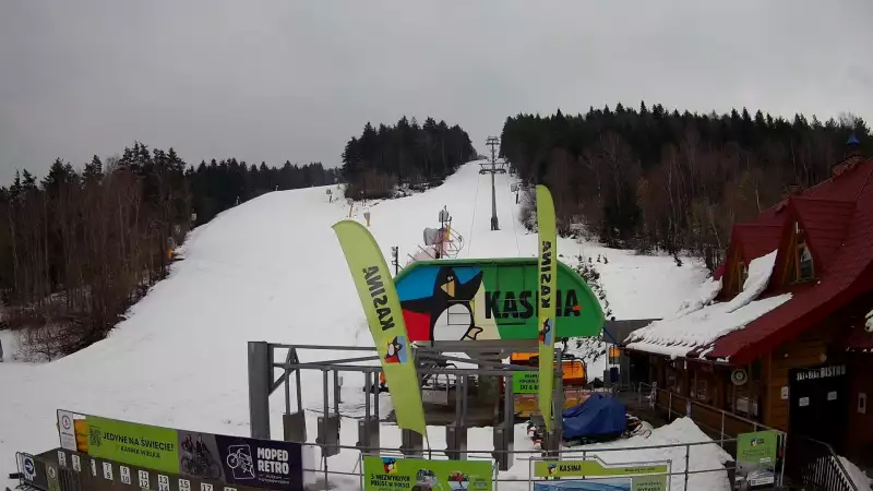 Widok na wyciąg oraz zakończenie trasy zjazdowej