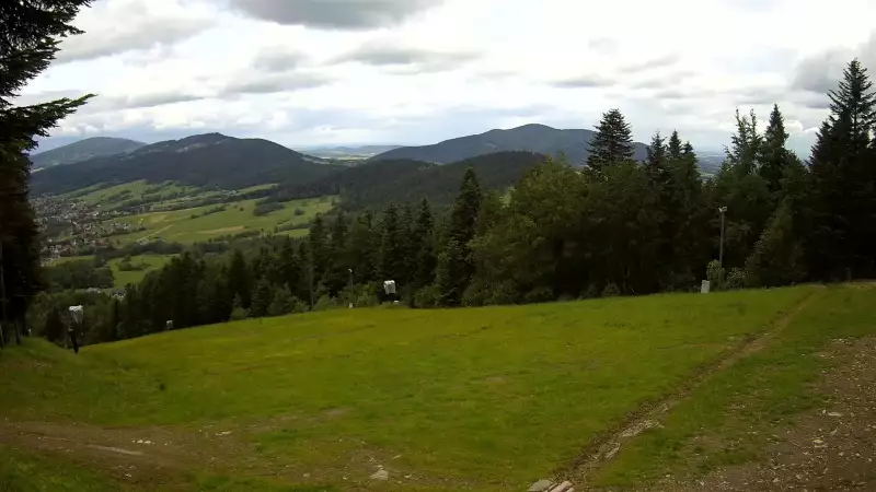 Widok na trasy narciarskie w Kasinie, gdzie czerwona trasa łączy się z niebieską.