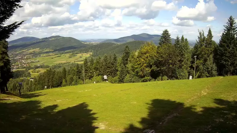 Widok na trasy narciarskie w Kasinie, gdzie czerwona trasa łączy się z niebieską.