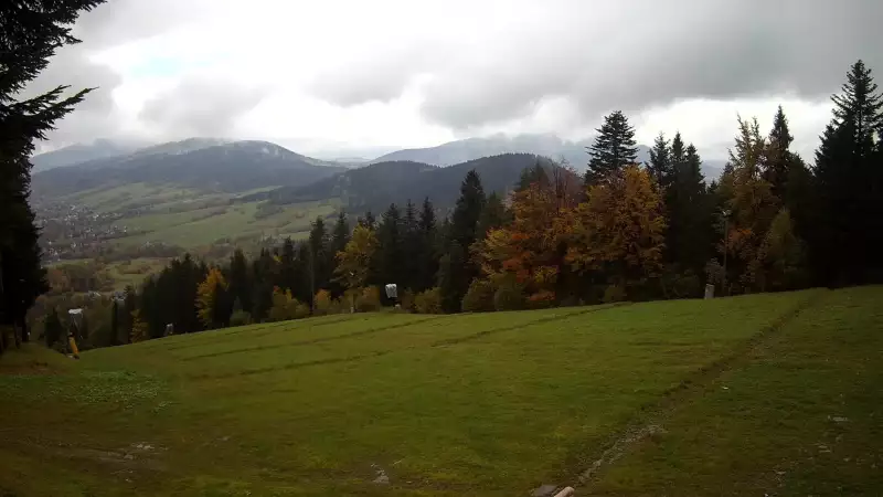 Widok na trasy narciarskie w Kasinie, gdzie czerwona trasa łączy się z niebieską.