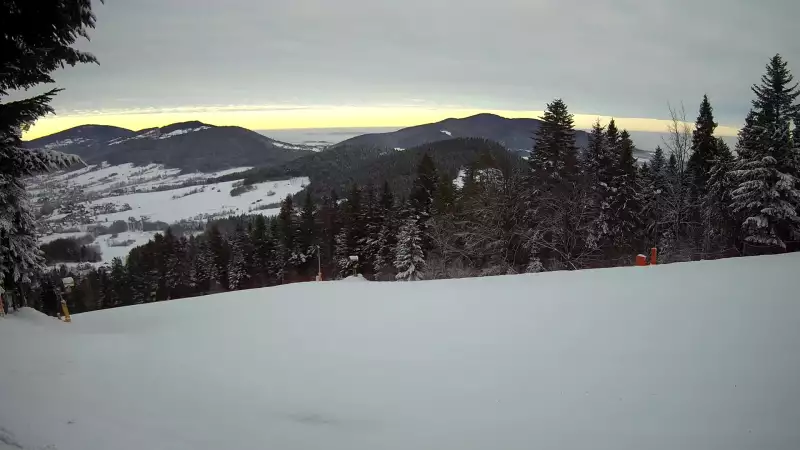 Widok na trasy narciarskie w Kasinie, gdzie czerwona trasa łączy się z niebieską.