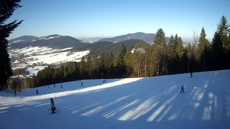 Widok na trasy narciarskie w Kasinie, gdzie czerwona trasa łączy się z niebieską.