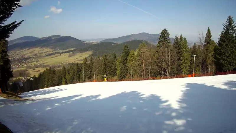 Widok na trasy narciarskie w Kasinie, gdzie czerwona trasa łączy się z niebieską.