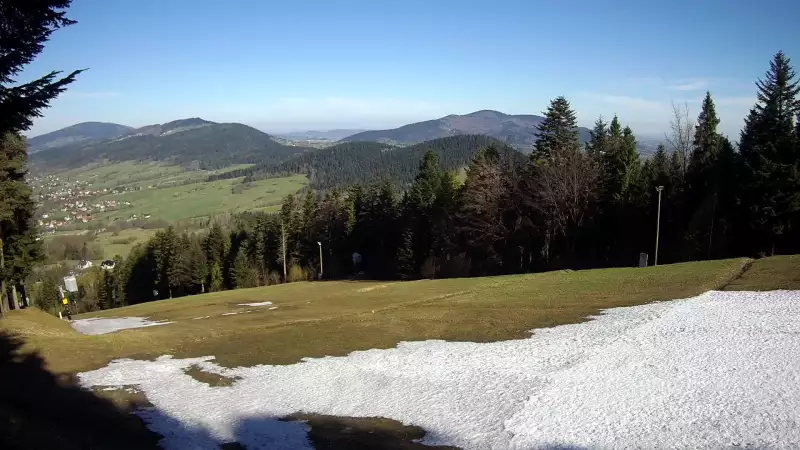 Widok na trasy narciarskie w Kasinie, gdzie czerwona trasa łączy się z niebieską.