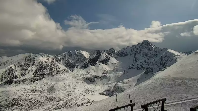 Kamera z Kasprowego Wierchu na czteroosobową kolejkę krzesełkową.