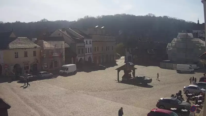Kamera prezentuje widok na rynek w Kazimierzu Dolnym