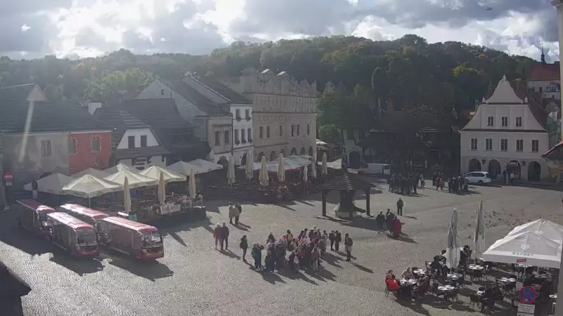 Kamera prezentuje widok na rynek w Kazimierzu Dolnym