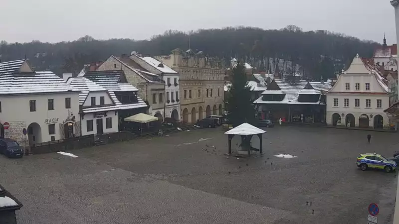 Kamera prezentuje widok na rynek w Kazimierzu Dolnym