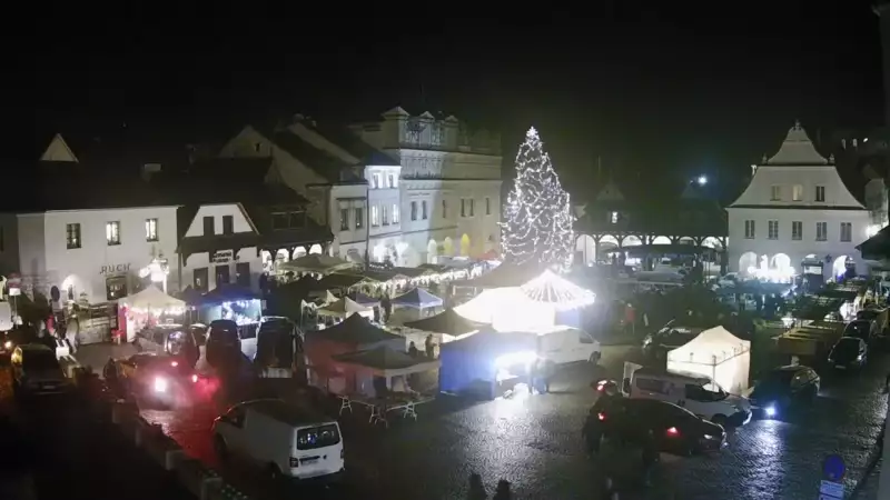 Kamera prezentuje widok na rynek w Kazimierzu Dolnym