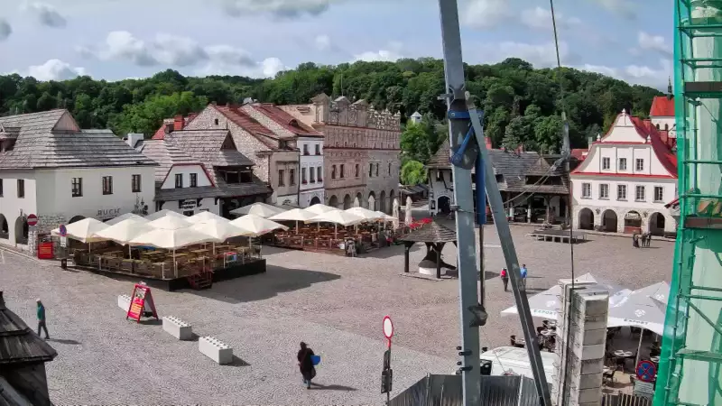 Kamera prezentuje widok na rynek w Kazimierzu Dolnym