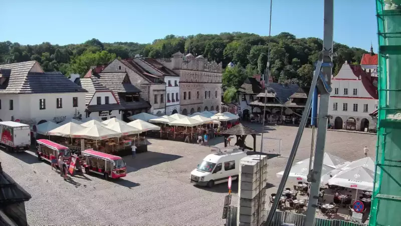Kamera prezentuje widok na rynek w Kazimierzu Dolnym