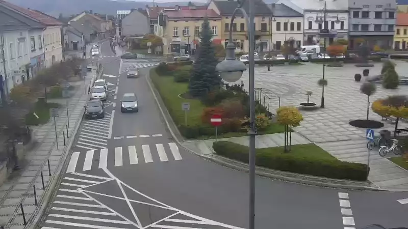 Kamera z widokiem na Rynek w Kętach z pomnikiem Św. Jana Kantego.