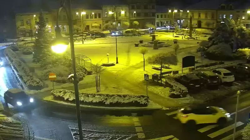 Kamera z widokiem na Rynek w Kętach z pomnikiem Św. Jana Kantego.