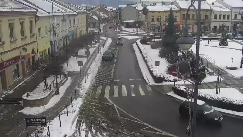 Kamera z widokiem na Rynek w Kętach z pomnikiem Św. Jana Kantego.