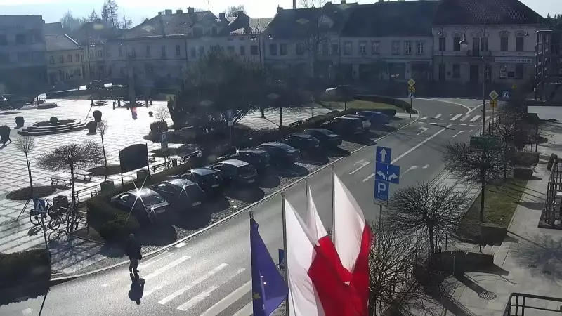 Kamera z widokiem na Rynek w Kętach z pomnikiem Św. Jana Kantego.