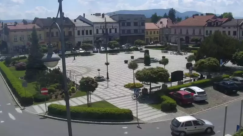 Kamera z widokiem na Rynek w Kętach z pomnikiem Św. Jana Kantego.