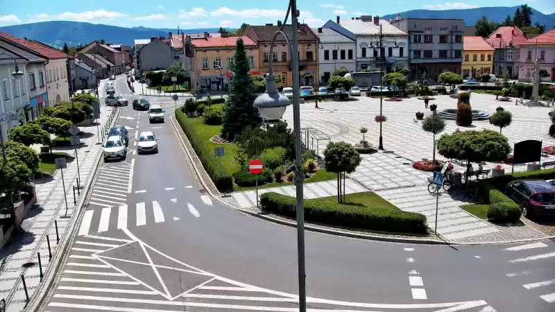 Kamera z widokiem na Rynek w Kętach z pomnikiem Św. Jana Kantego.
