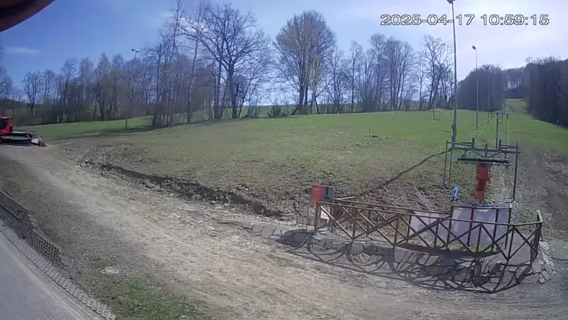 Widok na koniec jednej z tras narciarskich w ośrodku Kiczera Ski
