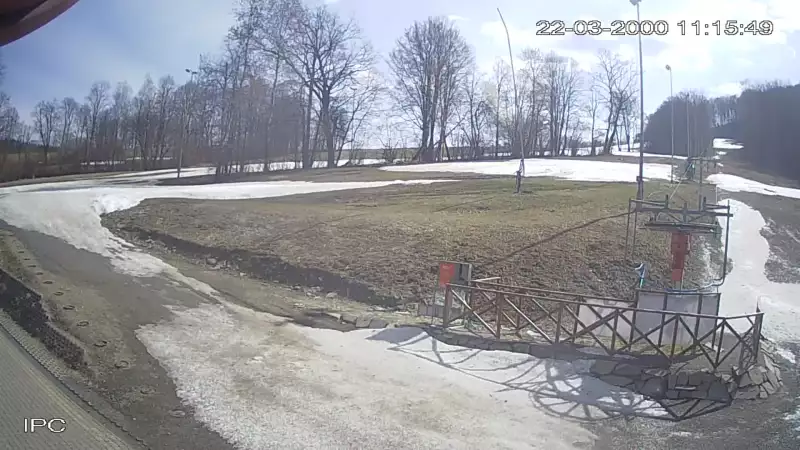 Widok na koniec jednej z tras narciarskich w ośrodku Kiczera Ski