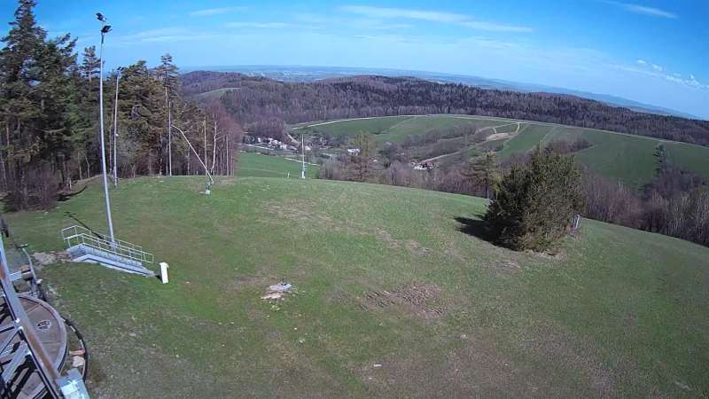 Widok z kamery zainstalowanej na górnej części wyciągu na stacji Kiczera Ski