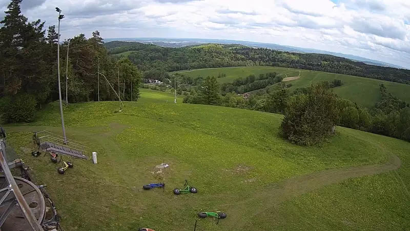 Widok z kamery zainstalowanej na górnej części wyciągu na stacji Kiczera Ski