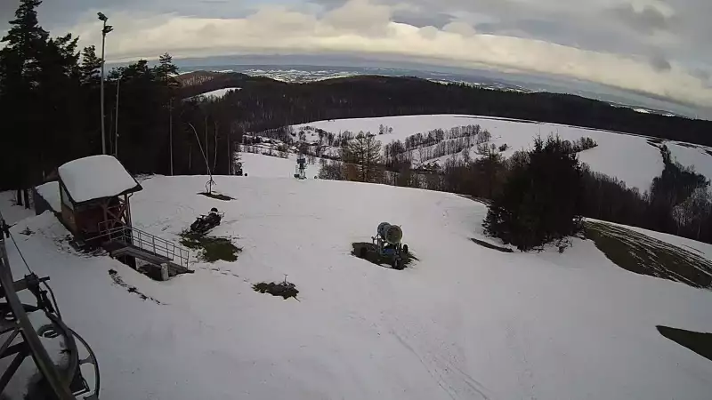 Widok z kamery zainstalowanej na górnej części wyciągu na stacji Kiczera Ski