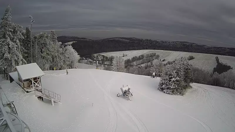 Widok z kamery zainstalowanej na górnej części wyciągu na stacji Kiczera Ski