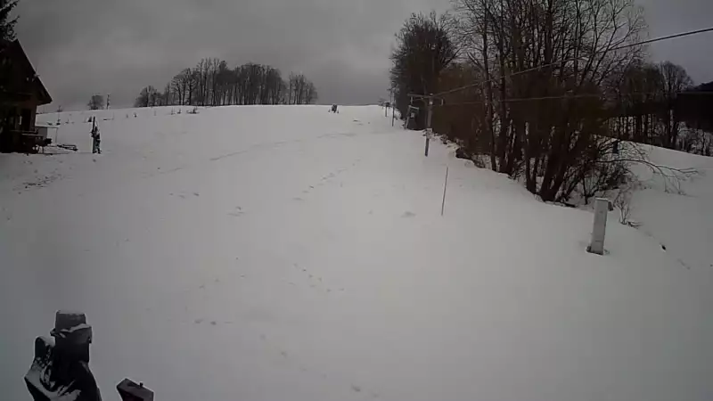 Widok na środkową część trasy zjazdowej i wyciąg orczykowy