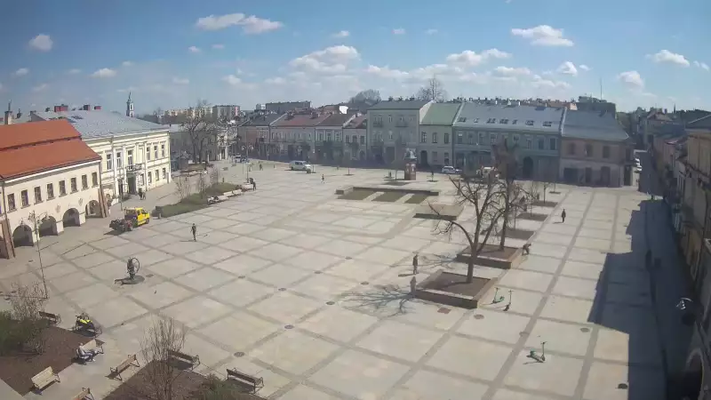 Kamera prezentuje ujęcie na rynek w Kielcach w województwie świętokrzyskim.