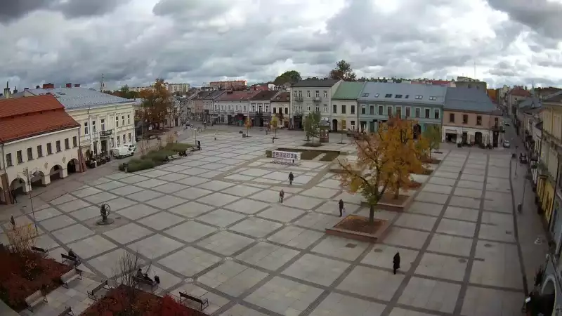 Kamera prezentuje ujęcie na rynek w Kielcach w województwie świętokrzyskim.