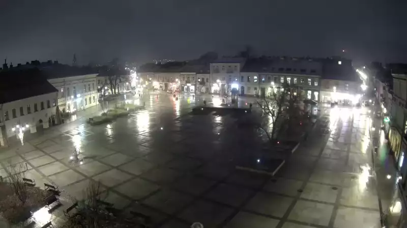 Kamera prezentuje ujęcie na rynek w Kielcach w województwie świętokrzyskim.