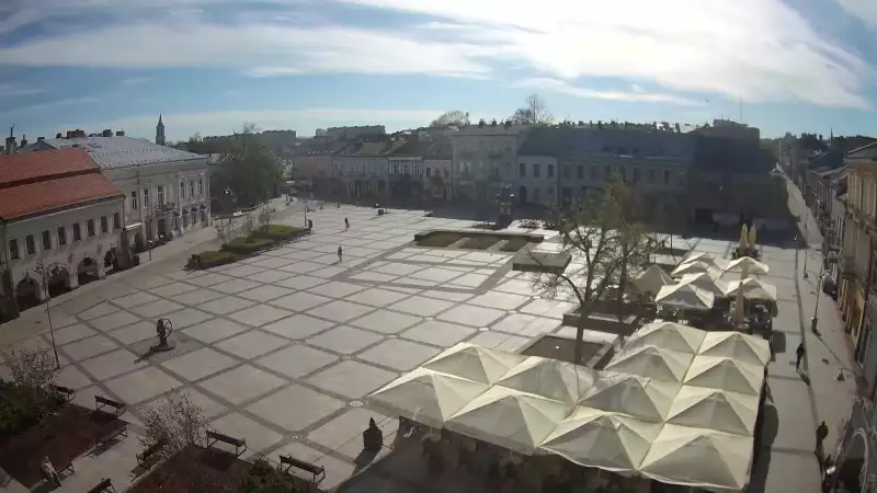 Kamera prezentuje ujęcie na rynek w Kielcach w województwie świętokrzyskim.